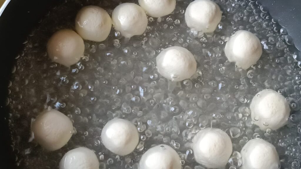 Adding all the round shapped paneer ball into the sugar syrup to make bengali rasgullas