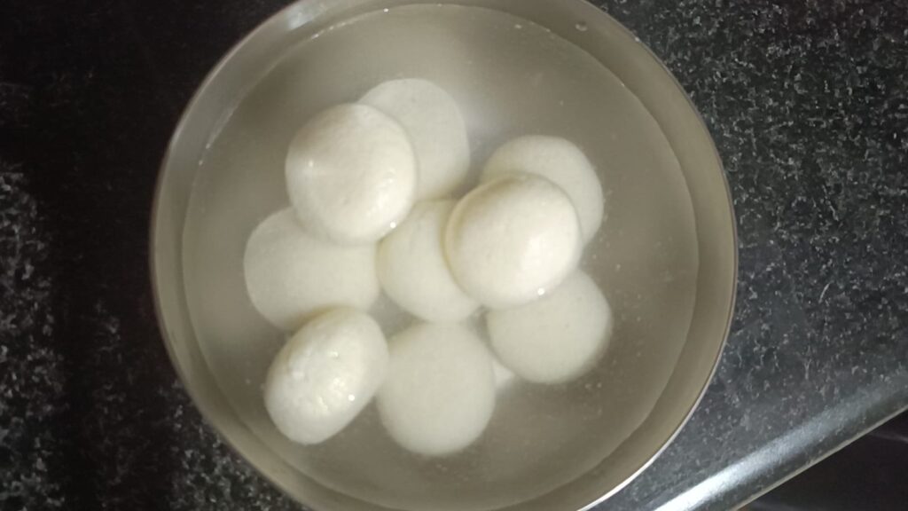 Transferring bengali rasgullas to a room temperature syrup